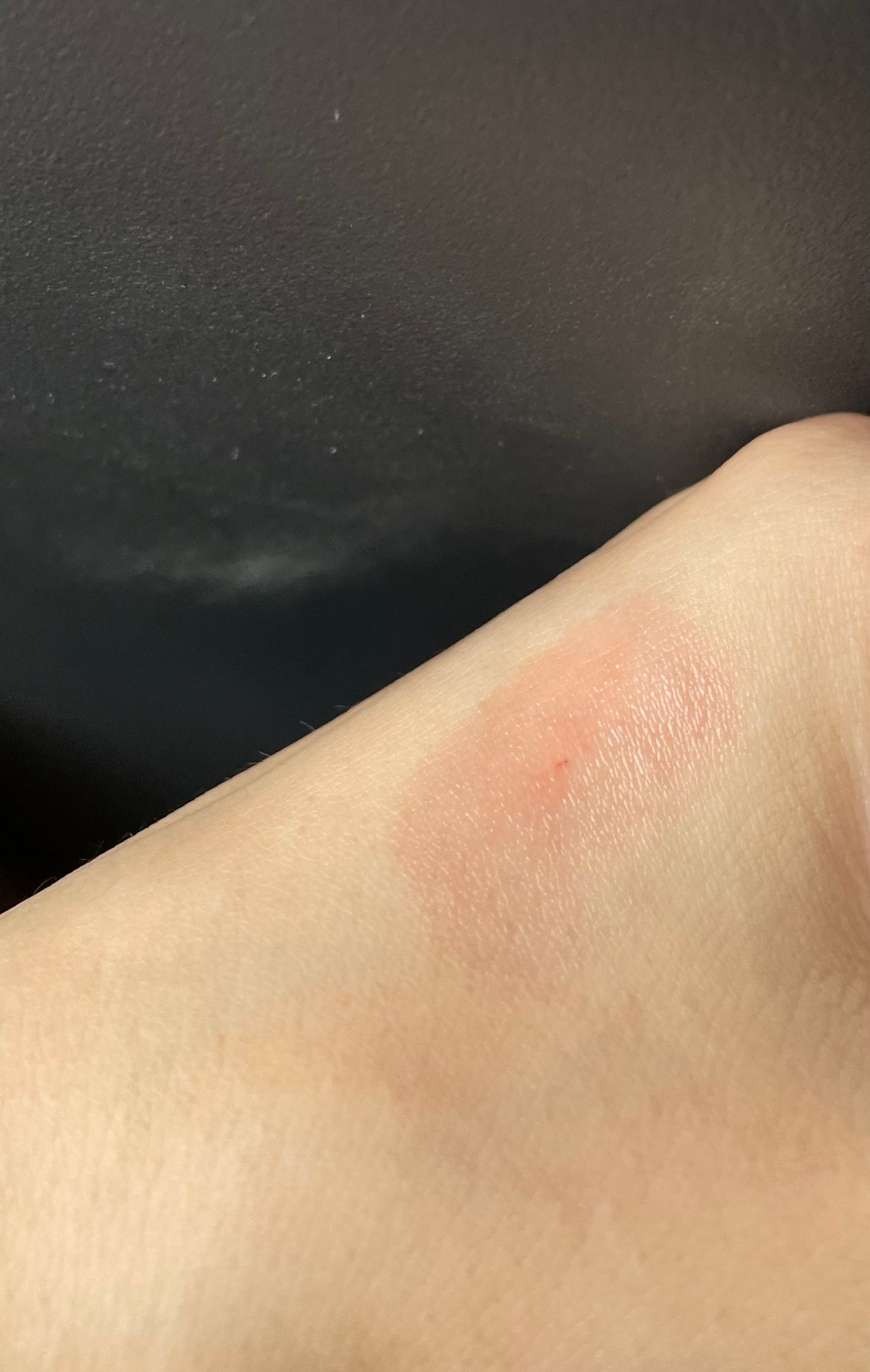 Guerlain 親親蜂燦亮彩潤唇膏 KISSKISS BEE GLOW 真實評價/實測照片 bydof***mmm 1