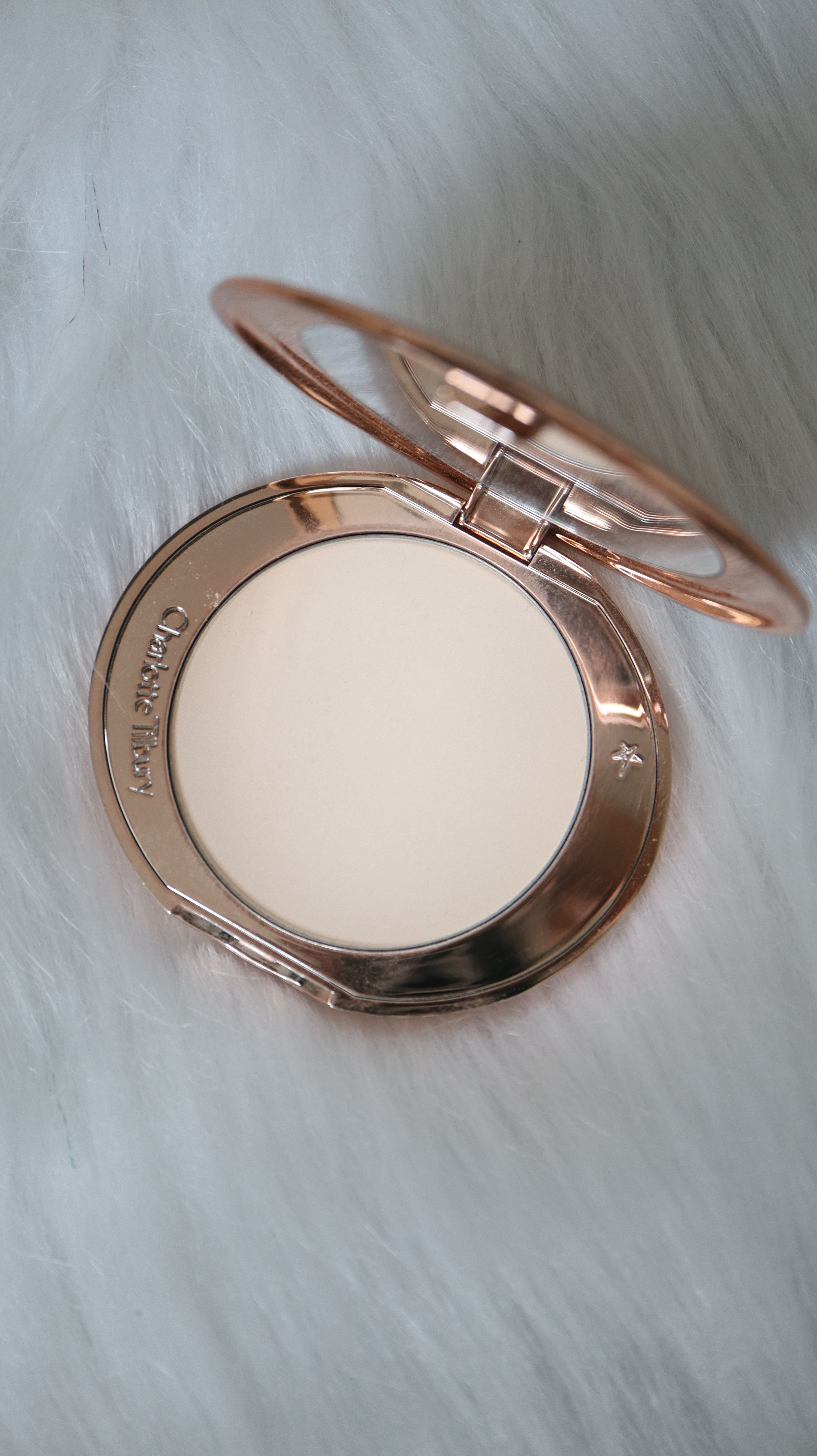 Charlotte Tilbury 輕盈無瑕蜜粉 真實評價/實測照片 byl***i 2