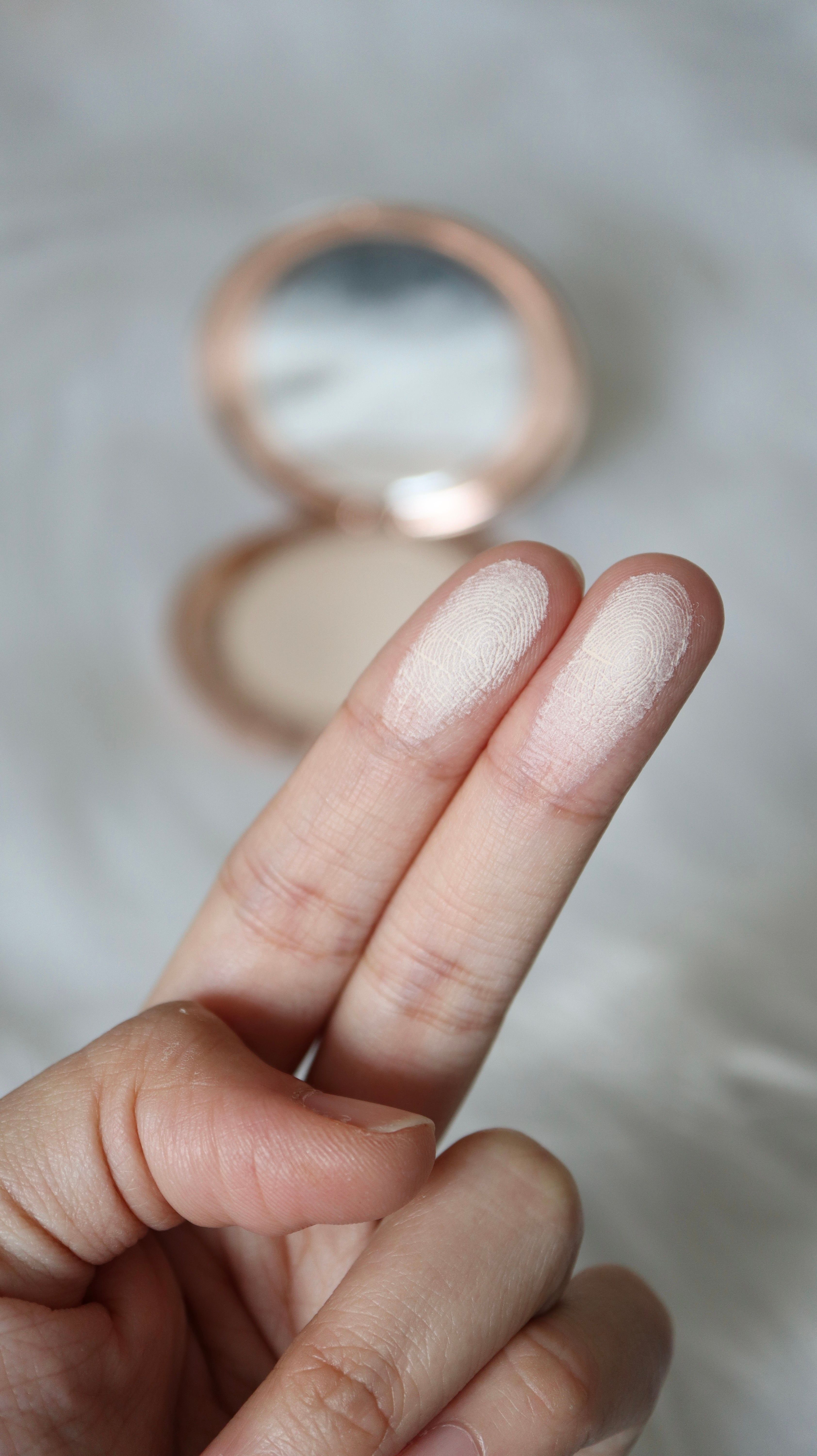 Charlotte Tilbury 輕盈無瑕蜜粉 真實評價/實測照片 byl***i 1