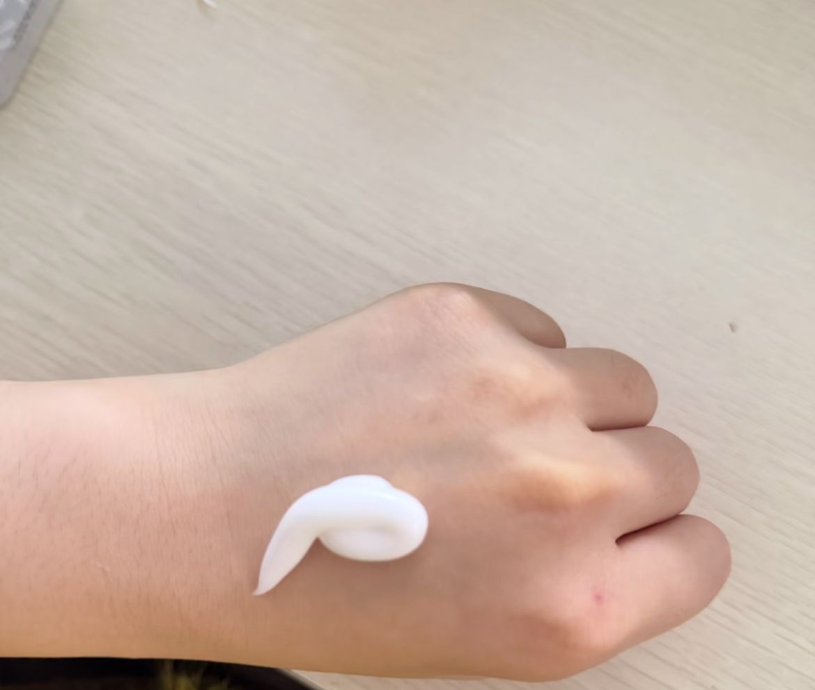 Nivea 果萃C&E淨白彈潤精華凝乳 真實評價/實測照片 byyan*****ing 1