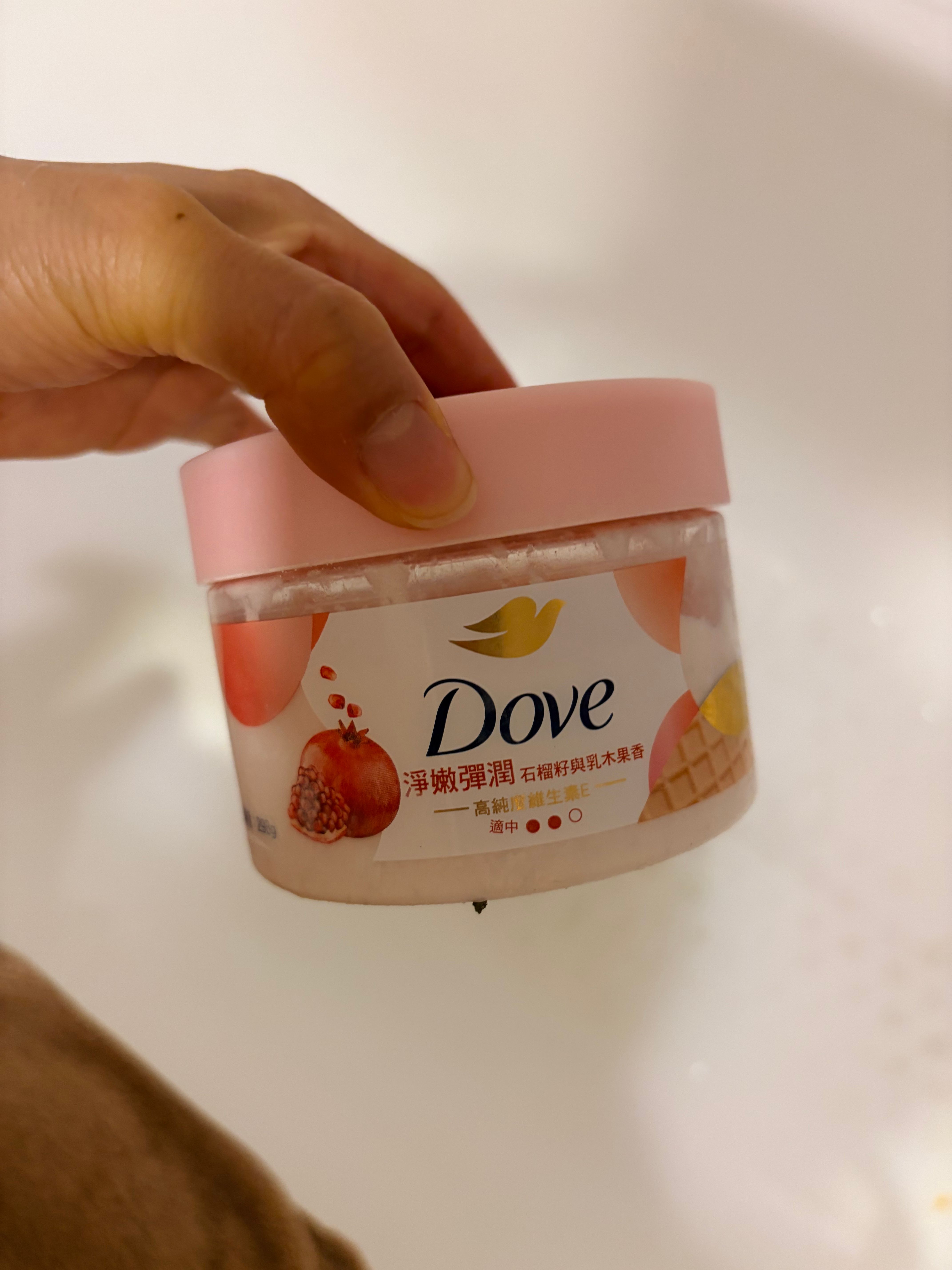 Dove 多芬 去角質身體磨砂膏 石榴籽與乳木果 真實評價/用後感 bysus*********************com 1 Dove 多芬 去角質身體磨砂膏 石榴籽與乳木果 真實評價/實測照片 bysus*********************com 1