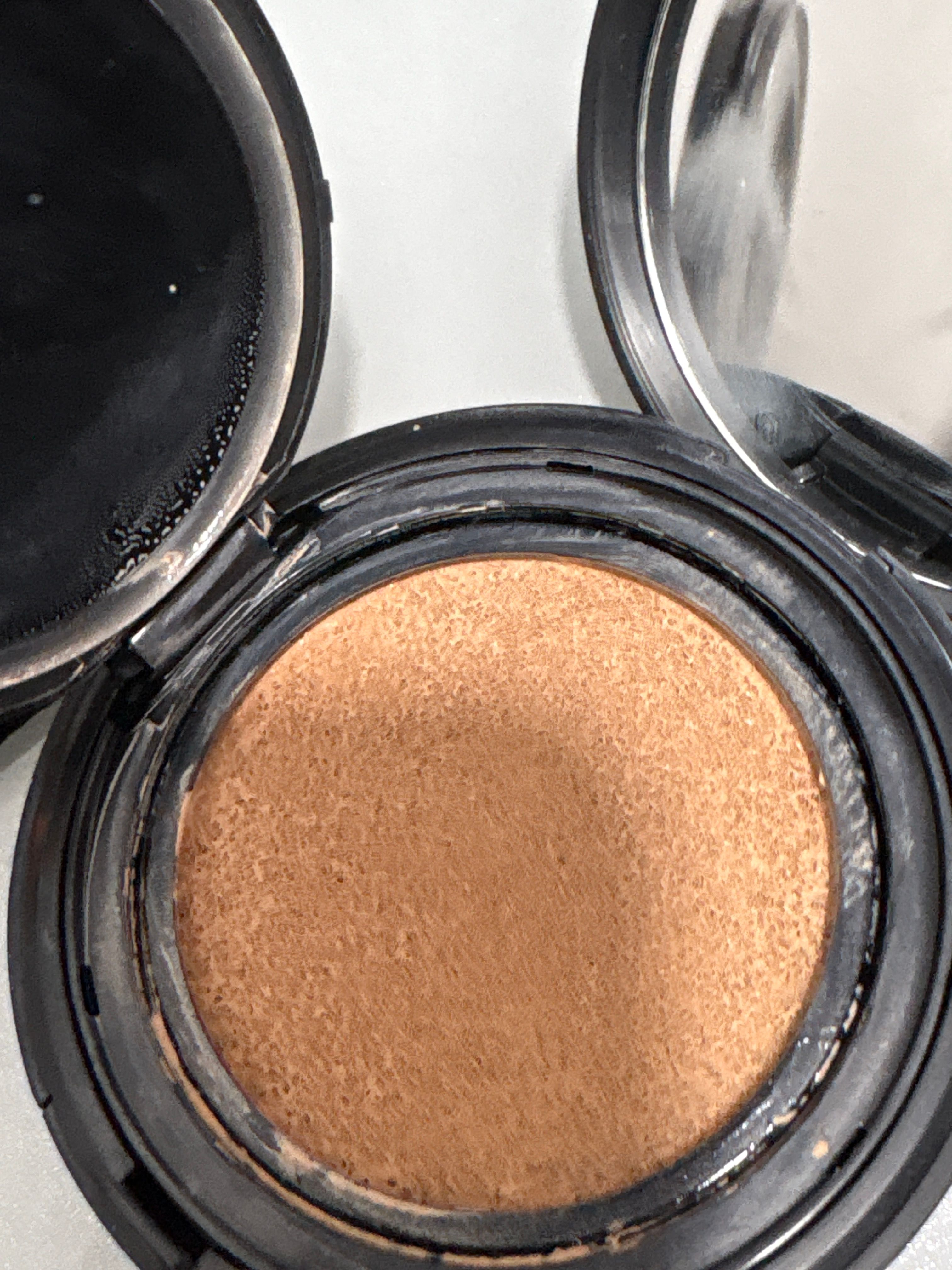 MAC Cosmetics 瞬效亮白氣墊粉底SPF50 / PA++++ Lightful C + Coral Grass SPF 50/PA++++ Quick Finish Cushion Compact 真實評價/實測照片 byzoe*************************com 1