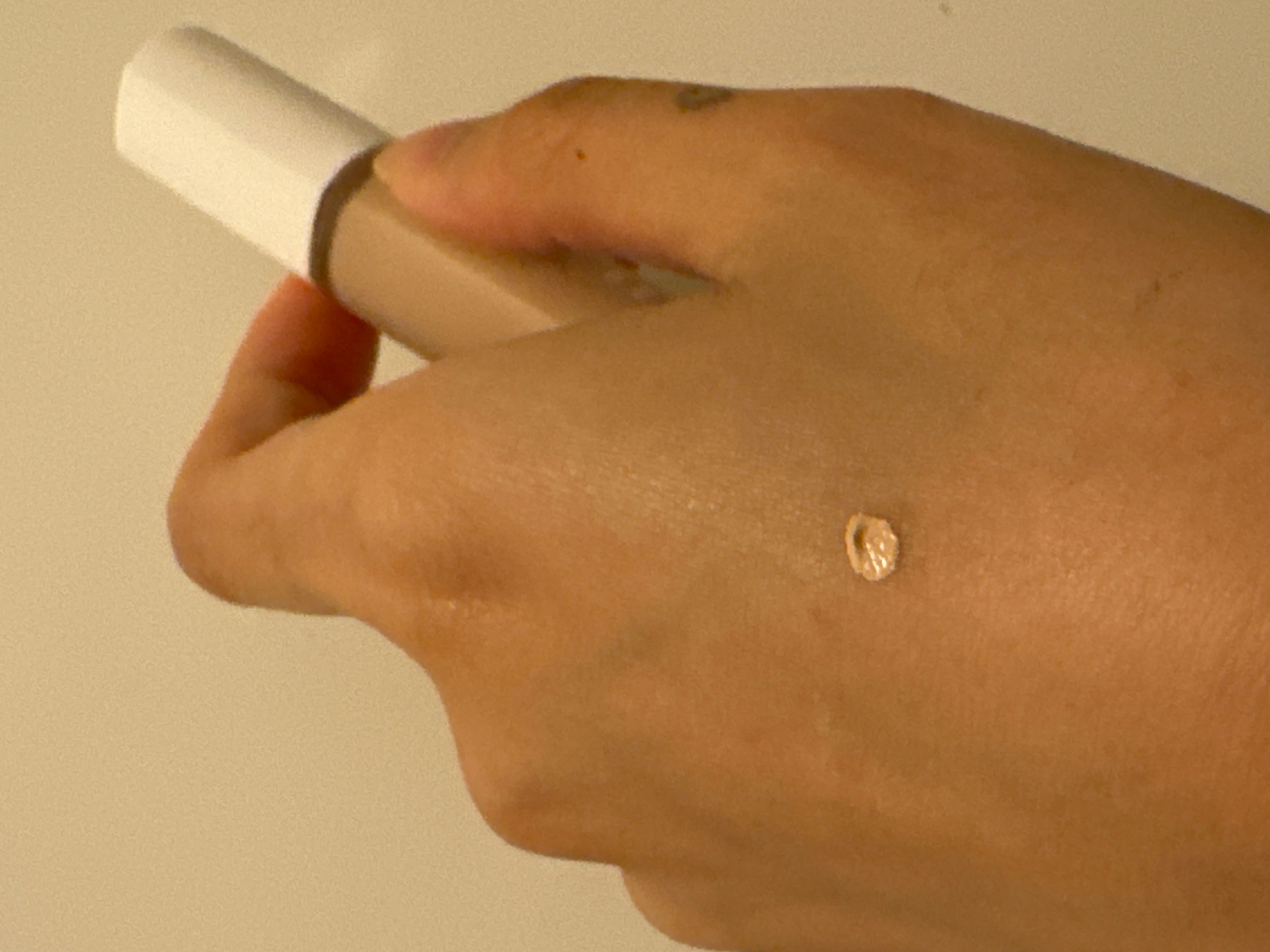 Fenty Beauty 濾鏡大師瞬間無暇遮瑕膏 真實評價/用後感 byamy*************com 2 Fenty Beauty 濾鏡大師瞬間無暇遮瑕膏 真實評價/實測照片 byamy*************com 2