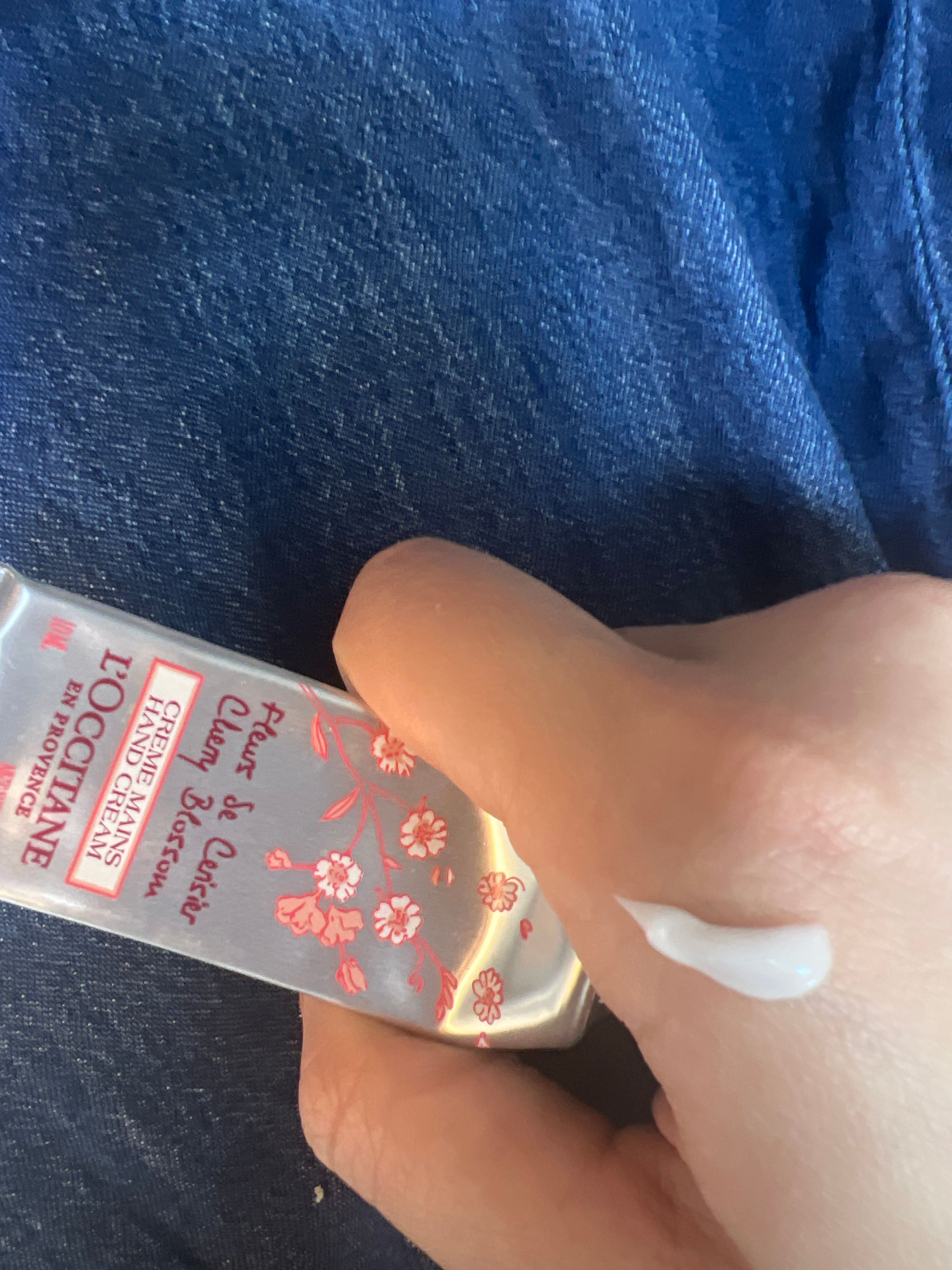 L'Occitane 櫻花潤手霜 真實評價/用後感 bye*f 1 L'Occitane 櫻花潤手霜 真實評價/實測照片 bye*f 1