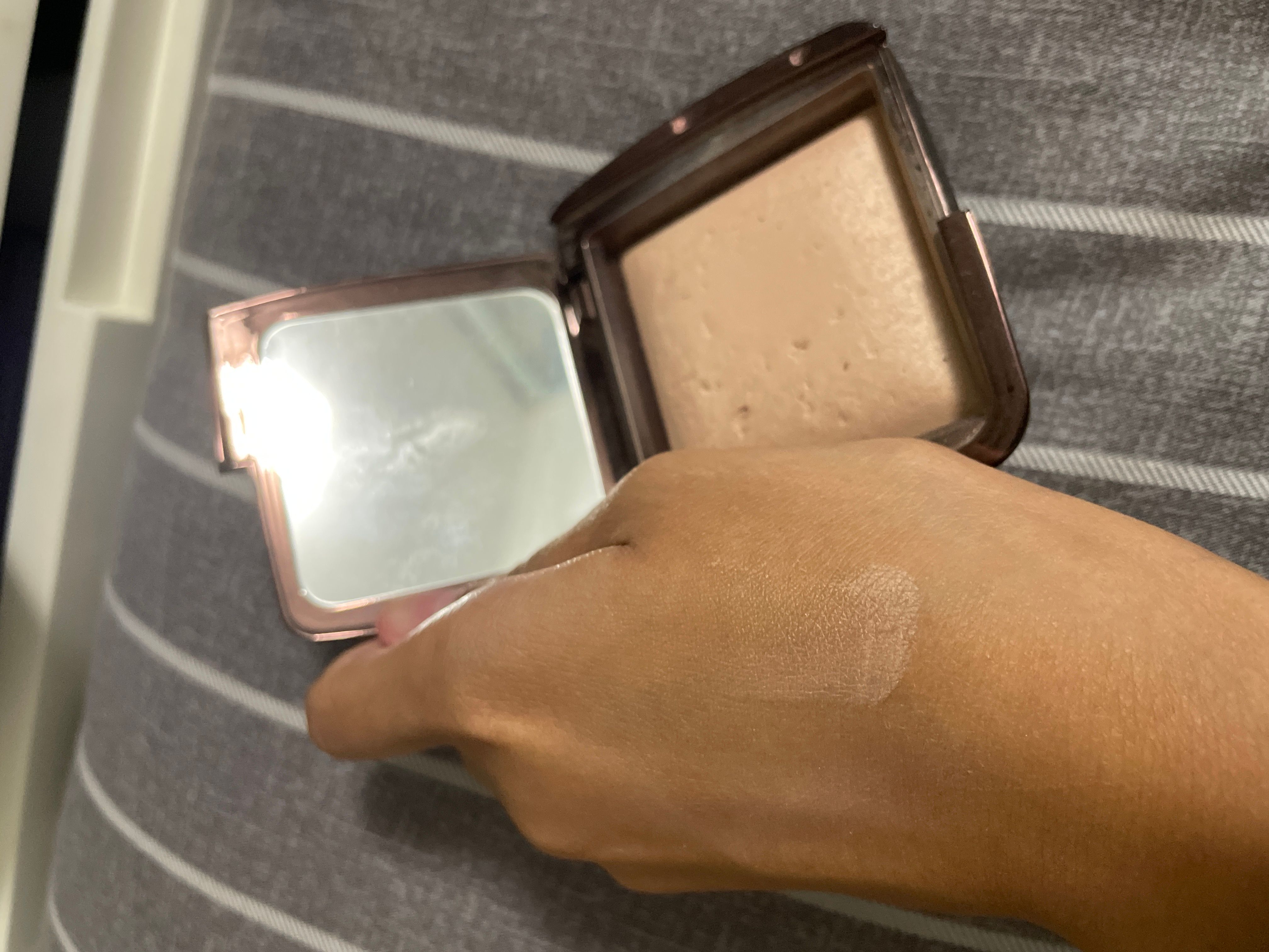 HOURGLASS 高光提亮粉餅 Ambient Strobe Lighting Powder 真實評價/用後感 bytsa*******************com 1 HOURGLASS 高光提亮粉餅 Ambient Strobe Lighting Powder 真實評價/實測照片 bytsa*******************com 1