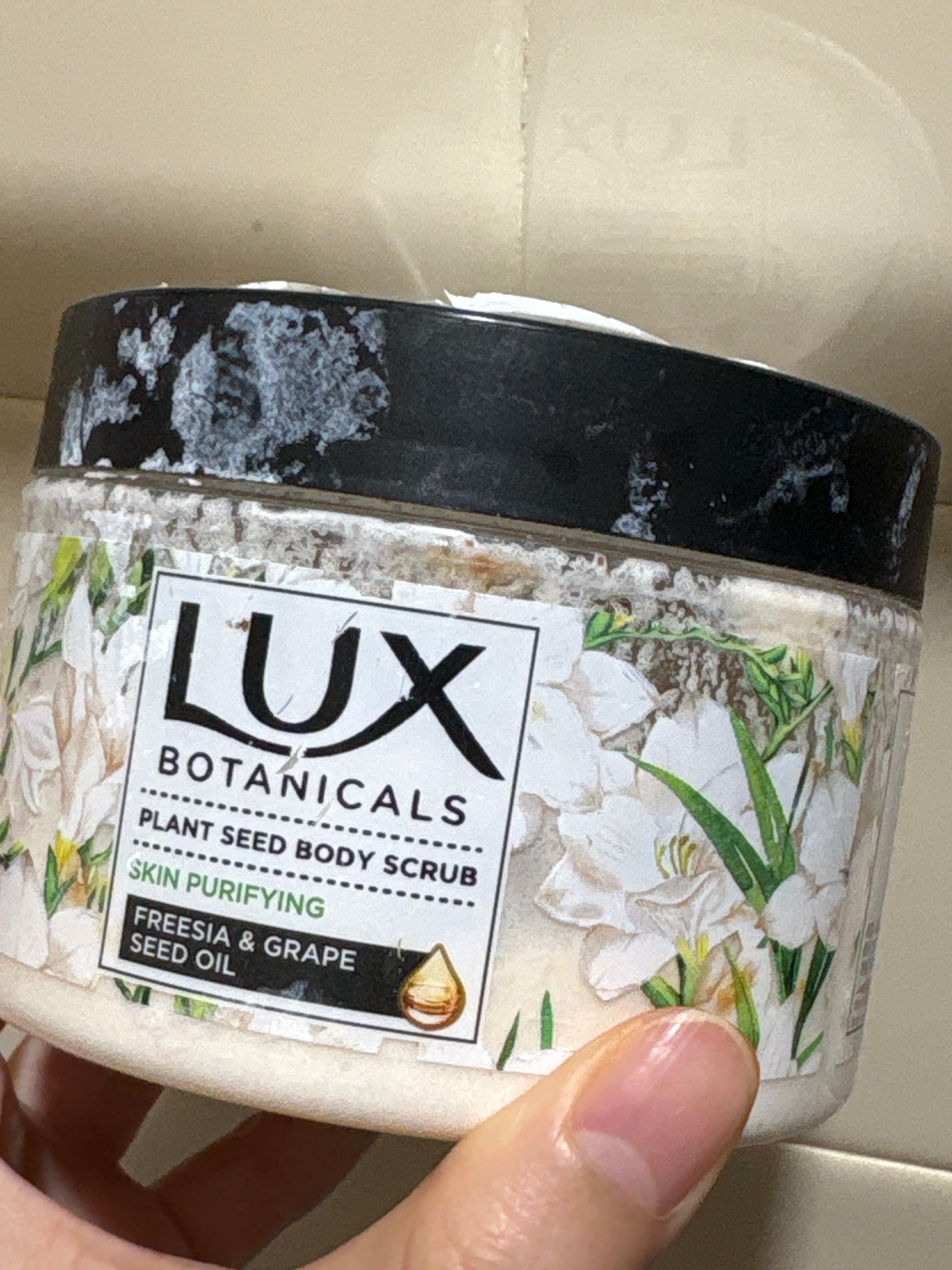 Lux 植物籽身體沐浴磨砂膏 - 小蒼蘭香 真實評價/用後感 bychu**************com 1 Lux 植物籽身體沐浴磨砂膏 - 小蒼蘭香 真實評價/實測照片 bychu**************com 1