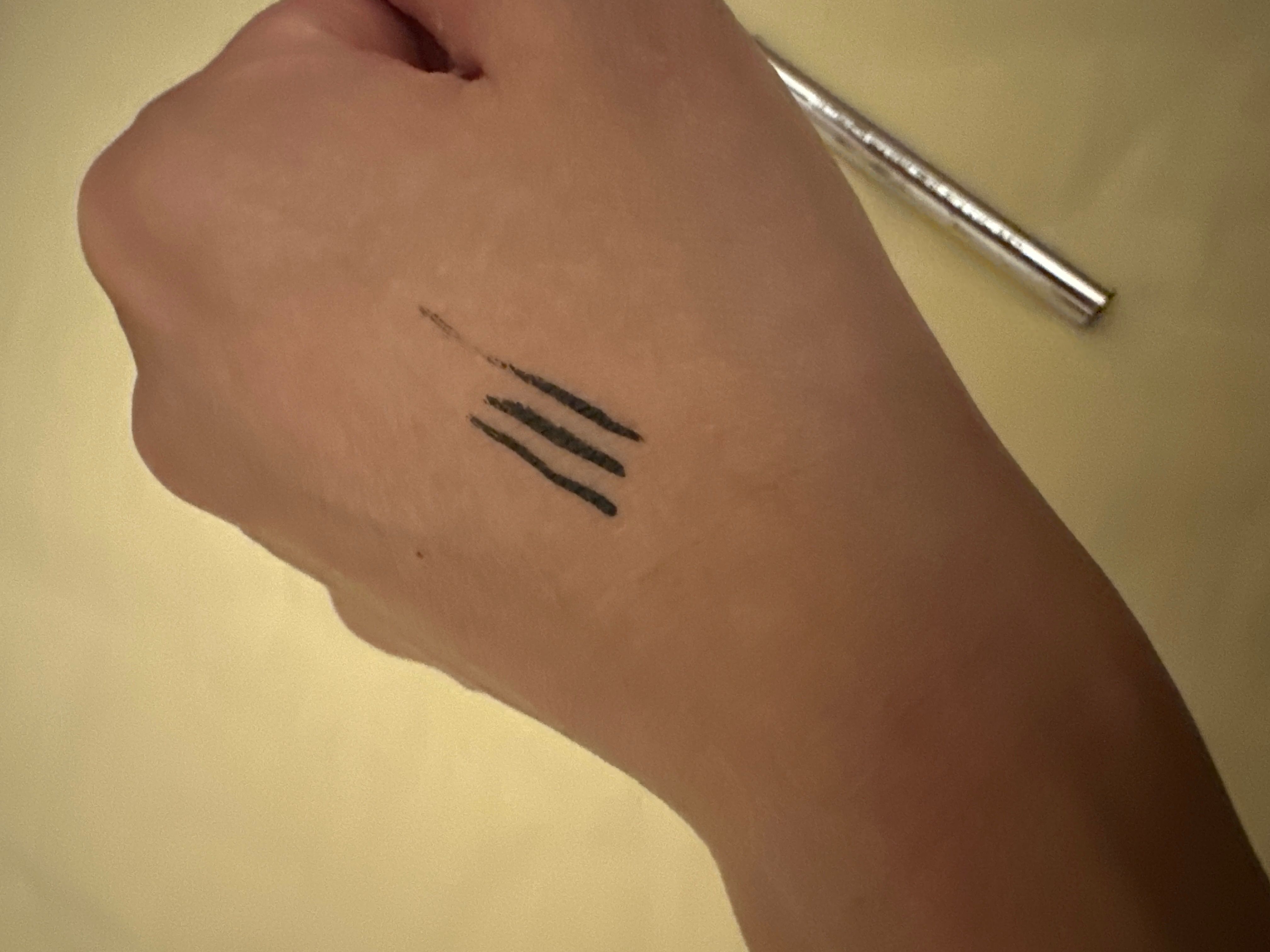 Mistine 極幼黑色眼線液筆 真實評價/實測照片 byWi***hu 1