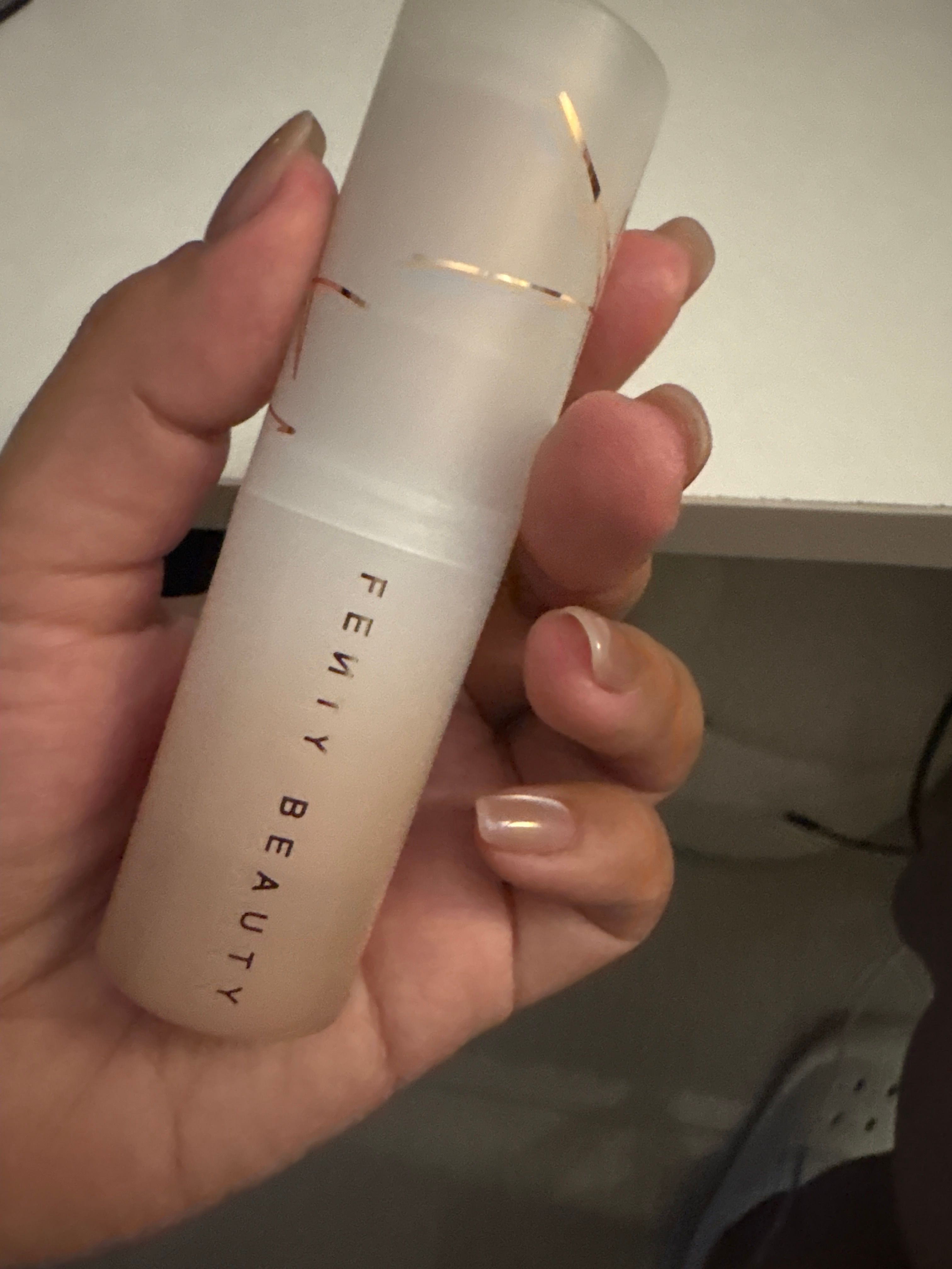 Fenty Beauty 柔光羽感粉底棒 真實評價/用後感 byY***m 2 Fenty Beauty 柔光羽感粉底棒 真實評價/實測照片 byY***m 2