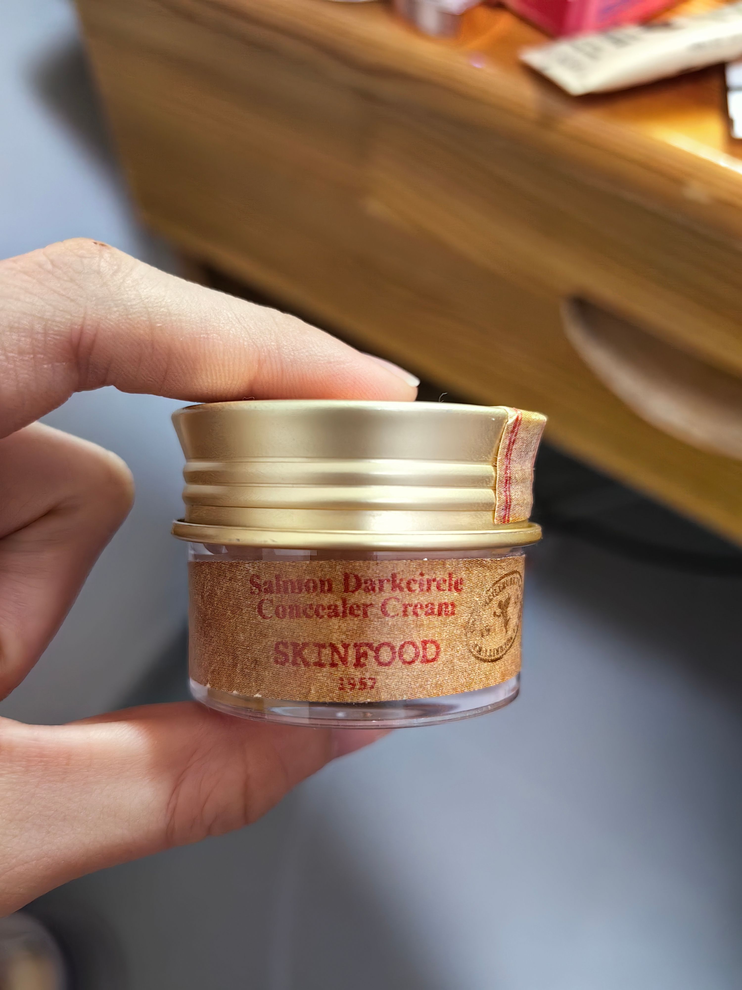 Skinfood 三文魚子亮白眼部遮瑕膏 真實評價/實測照片 byOli****ung 1